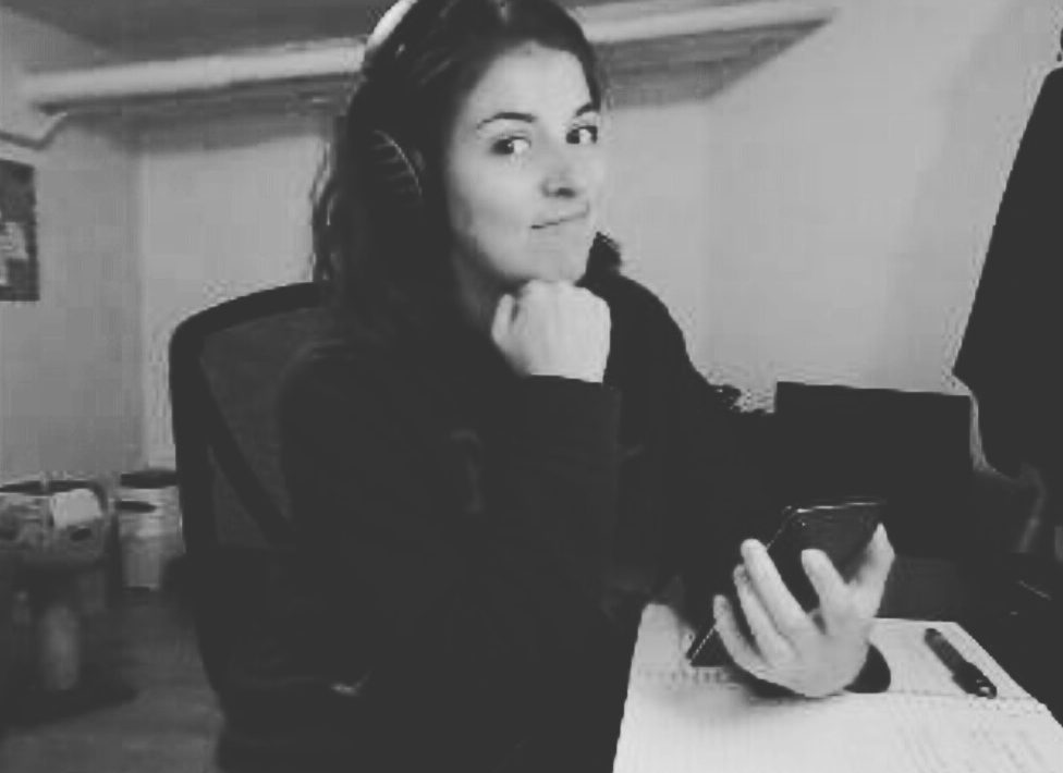 Une rare photo de moi avec un téléphone intelligent en main.
